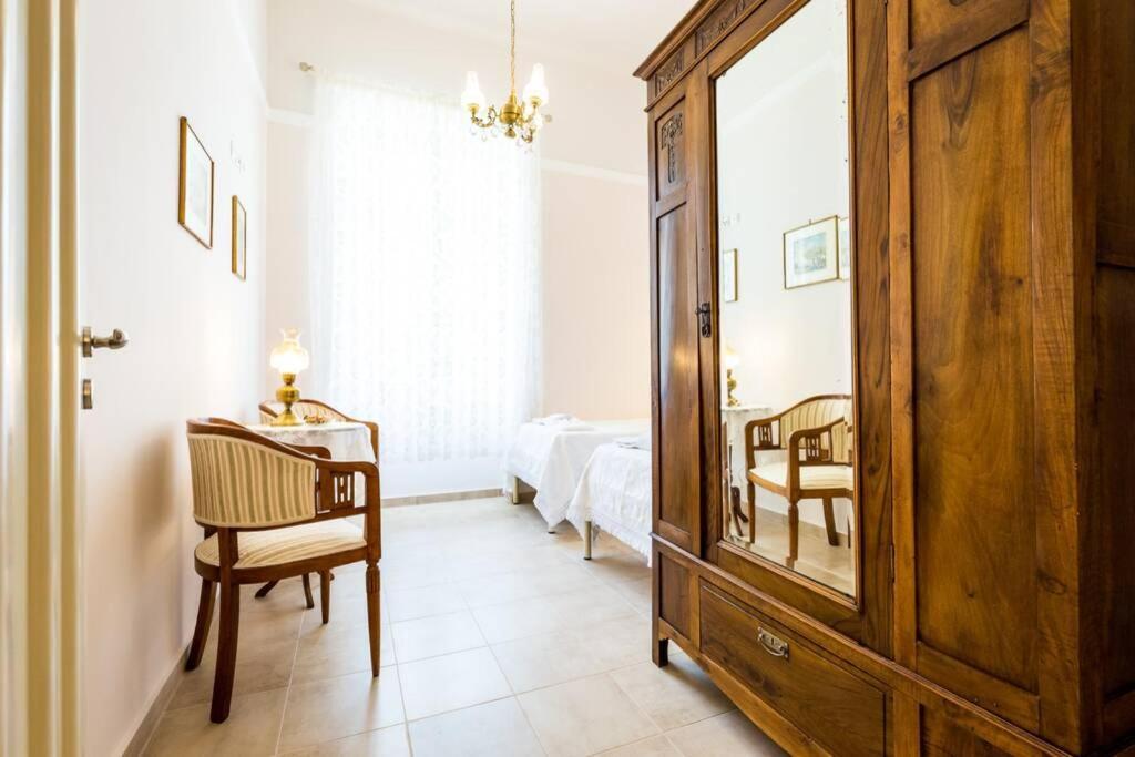 Neoclassical Flat With 2 Bedrooms In Pireus Eksteriør bilde