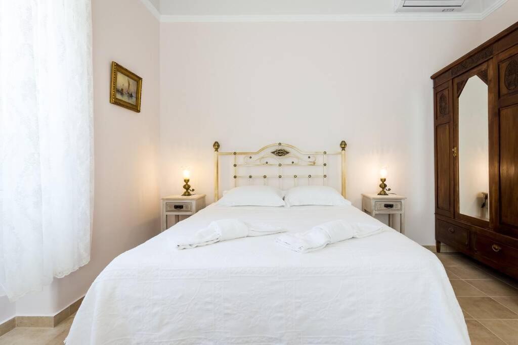 Neoclassical Flat With 2 Bedrooms In Pireus Eksteriør bilde