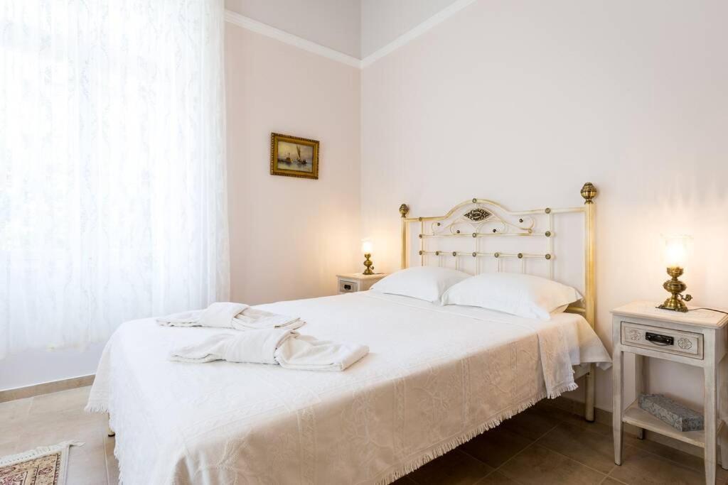 Neoclassical Flat With 2 Bedrooms In Pireus Eksteriør bilde