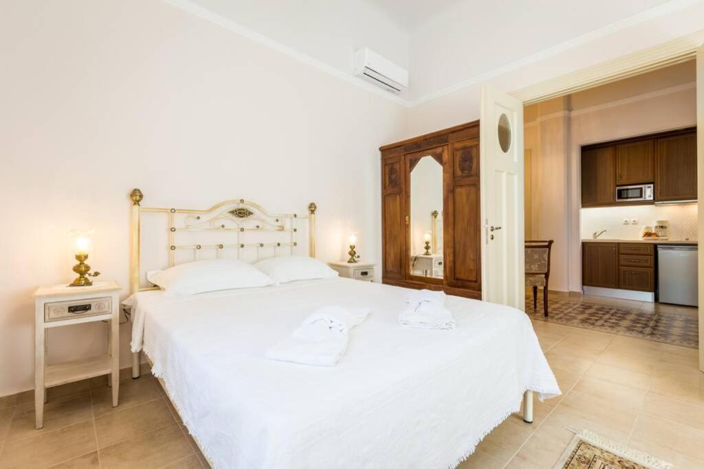 Neoclassical Flat With 2 Bedrooms In Pireus Eksteriør bilde
