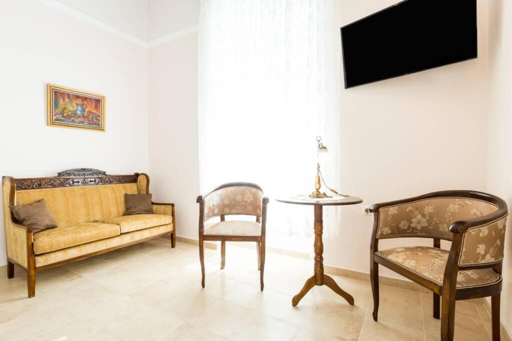 Neoclassical Flat With 2 Bedrooms In Pireus Eksteriør bilde