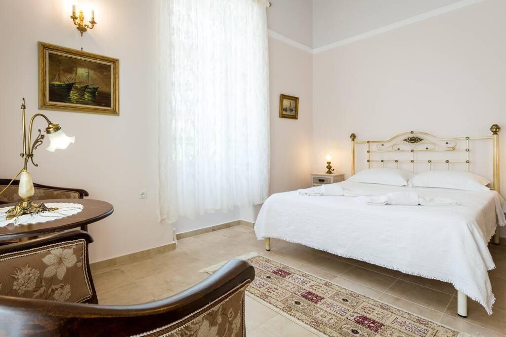 Neoclassical Flat With 2 Bedrooms In Pireus Eksteriør bilde