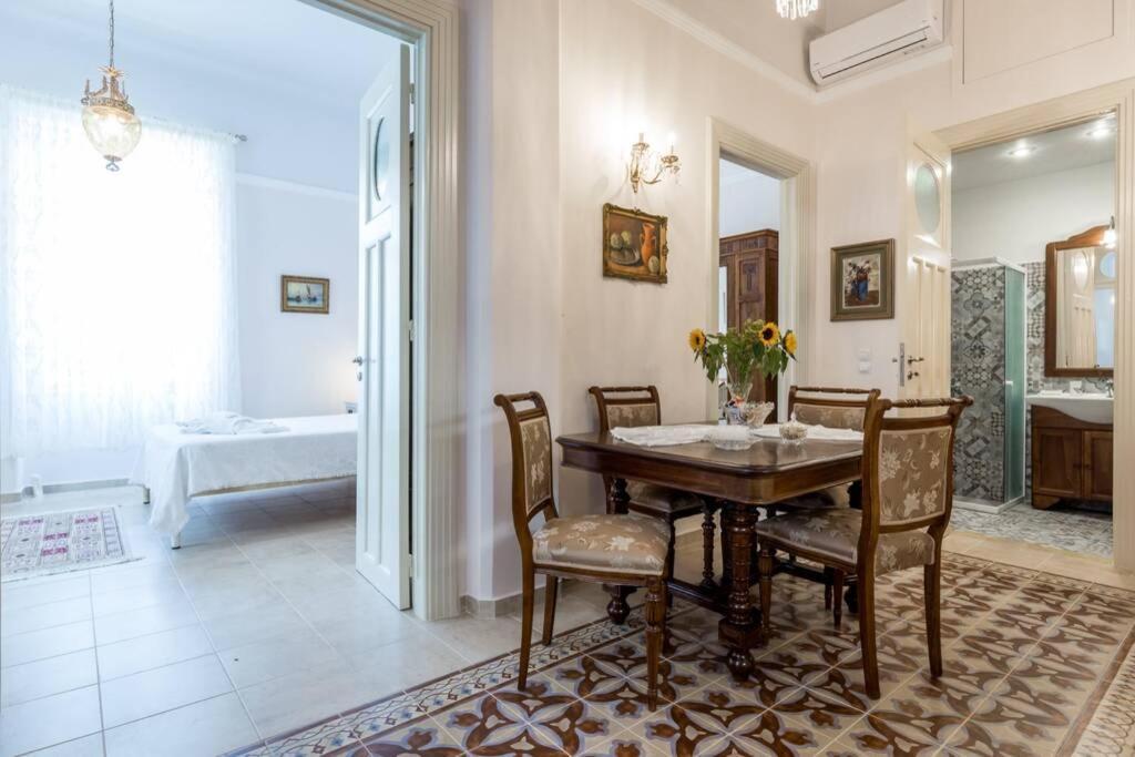 Neoclassical Flat With 2 Bedrooms In Pireus Eksteriør bilde