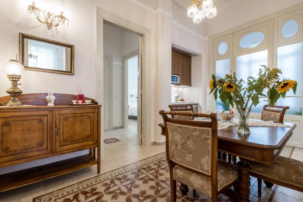 Neoclassical Flat With 2 Bedrooms In Pireus Eksteriør bilde