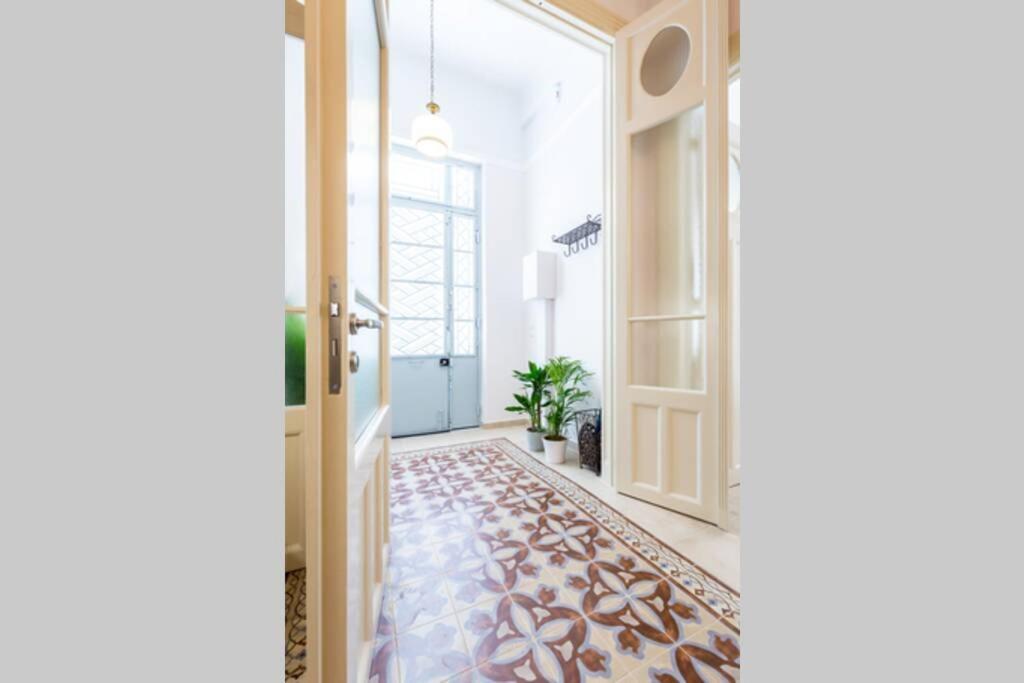 Neoclassical Flat With 2 Bedrooms In Pireus Eksteriør bilde