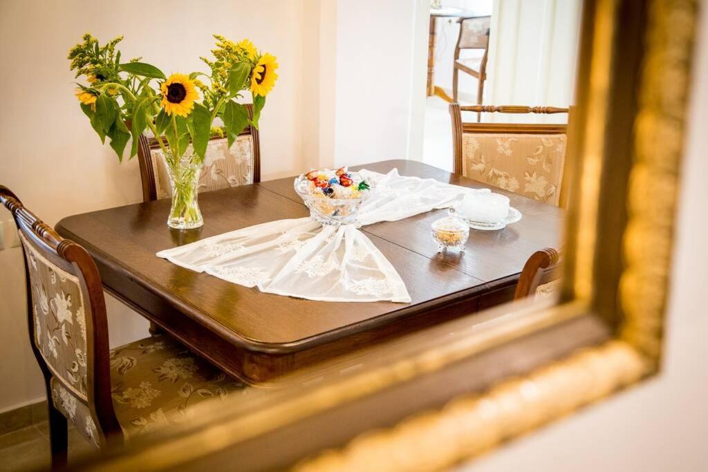 Neoclassical Flat With 2 Bedrooms In Pireus Eksteriør bilde