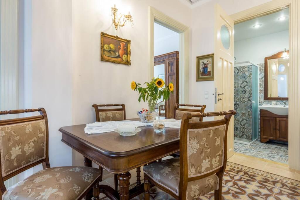 Neoclassical Flat With 2 Bedrooms In Pireus Eksteriør bilde