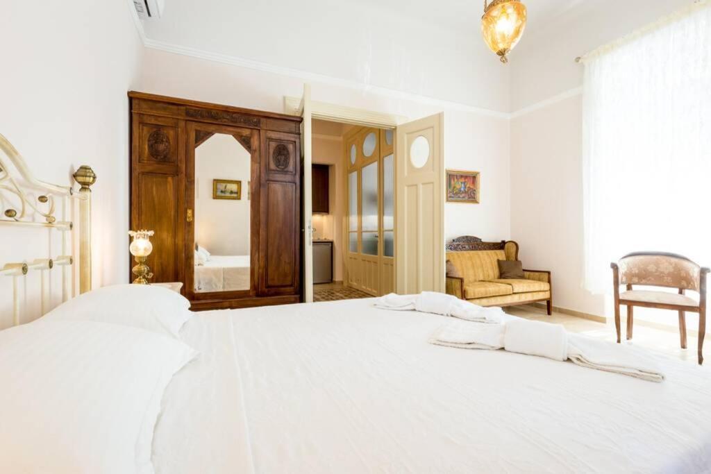 Neoclassical Flat With 2 Bedrooms In Pireus Eksteriør bilde
