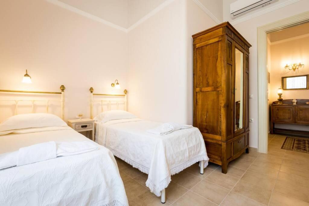 Neoclassical Flat With 2 Bedrooms In Pireus Eksteriør bilde