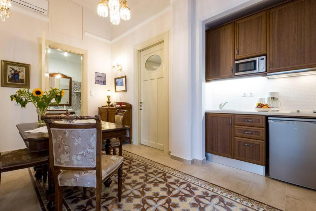 Neoclassical Flat With 2 Bedrooms In Pireus Eksteriør bilde